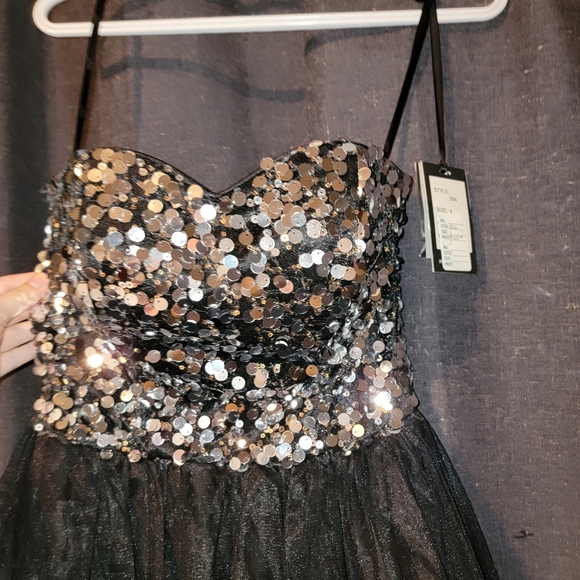 Dress - Picture 4 of 4